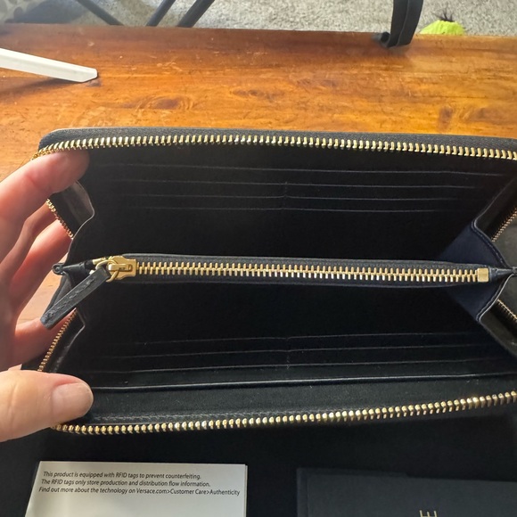 Versace Black Zip Around Wallet NWT - Picture 3 of 5